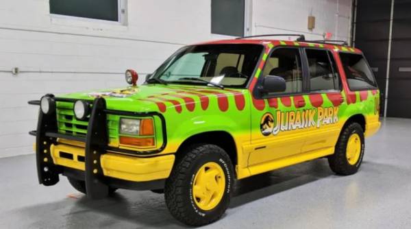 Продается с динозавром в салоне: в Австралии выставлен на продажу Ford Explorer, переделанный в стиле "Парка Юрского периода"