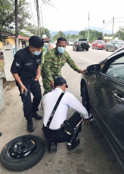 Жительница Малайзии рассказала, что когда ее машину остановили полицейские, она начала нервничать: оказалось, они хотели ей только помочь