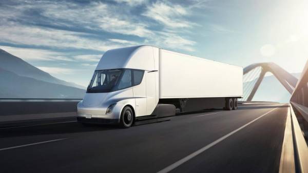 Илон Маск пообещал для дальнобойного тягача Tesla Semi запас хода 1000 км и подтвердил выпуск хэтчбека в Европе