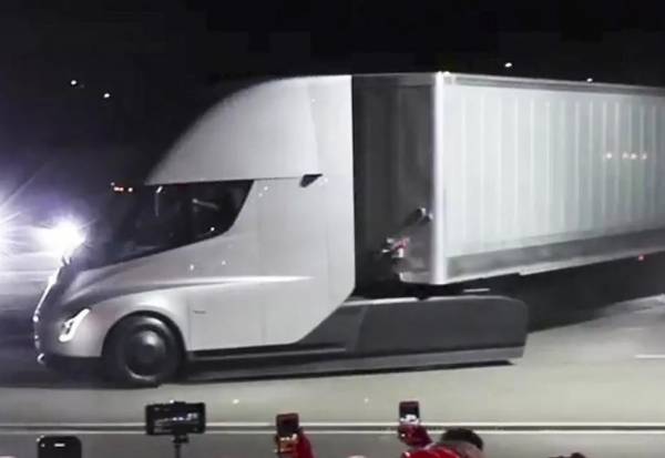 Tesla получила заказ на электрические грузовики Semi, сумма которого может достичь 100 млн долларов