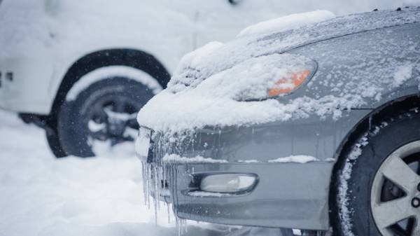 Прогреваете машину в холодную погоду? Эксперт объяснил, почему не стоит этого делать