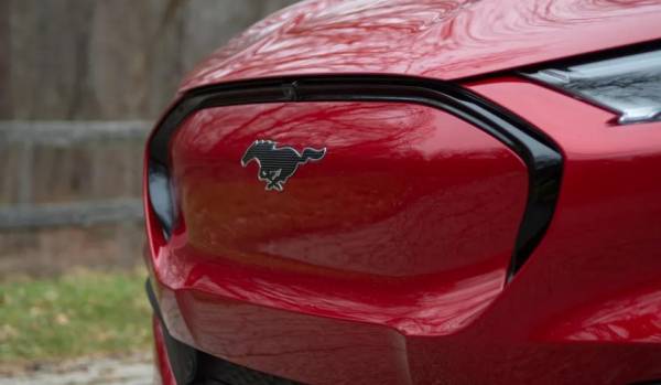 Ford Mustang Mach-E 2021 года - первый полностью электрический кроссовер Ford