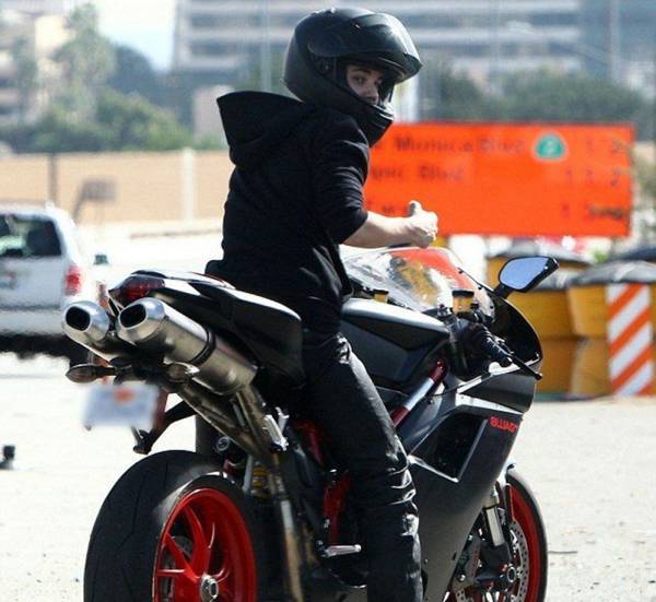 И трюки выполняет, и в гонках участвует: любовь Джастина Бибера к мотоциклам в фотографиях
