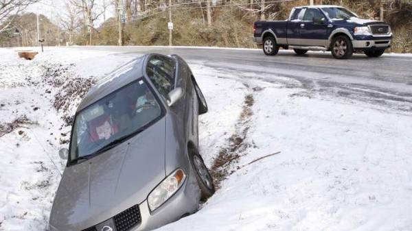 Он всегда выпадает неожиданно для работников коммунальных служб и водителей: что нельзя делать при езде по свежему снегу