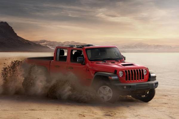 Европейские дилеры компании Jeep начали принимать заказы на пикап Gladiator, созданный на базе внедорожника Wrangle
