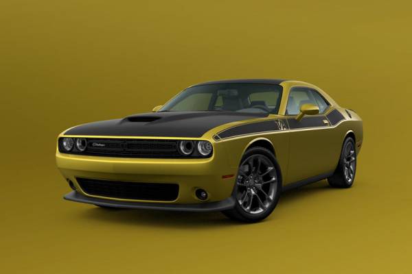 Впечатляющий цвет "Золотая лихорадка": Dodge Challenger добавил золотистый оттенок в цвет кузова