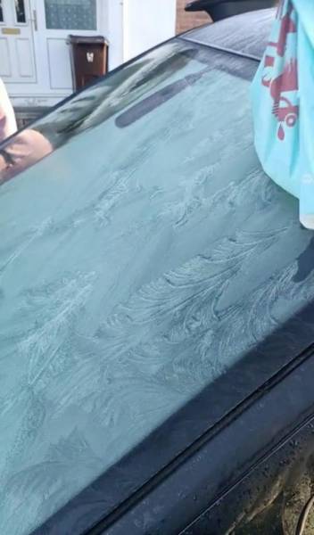 Убрать лед с лобового стекла автомобиля легко: женщина показала лайфхак с пакетом