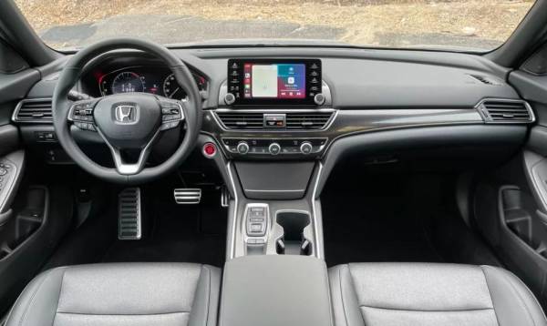 Honda Accord 2021 года: классический седан с мощным 4-цилиндровым двигателем с турбонаддувом, просторный и комфортный салон и легкость в управлении