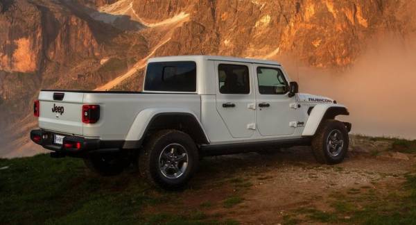 Европейские дилеры компании Jeep начали принимать заказы на пикап Gladiator, созданный на базе внедорожника Wrangle