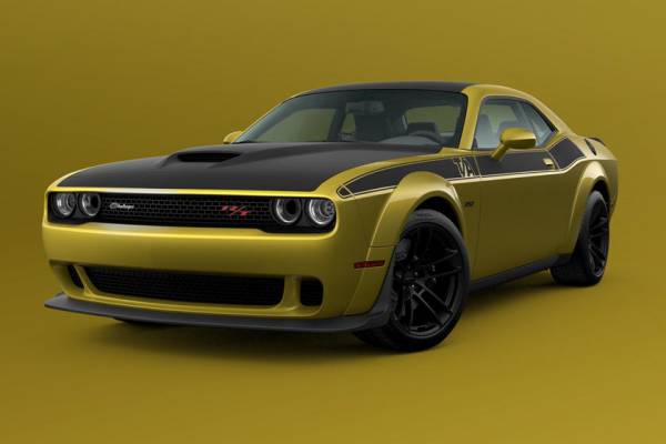 Впечатляющий цвет "Золотая лихорадка": Dodge Challenger добавил золотистый оттенок в цвет кузова
