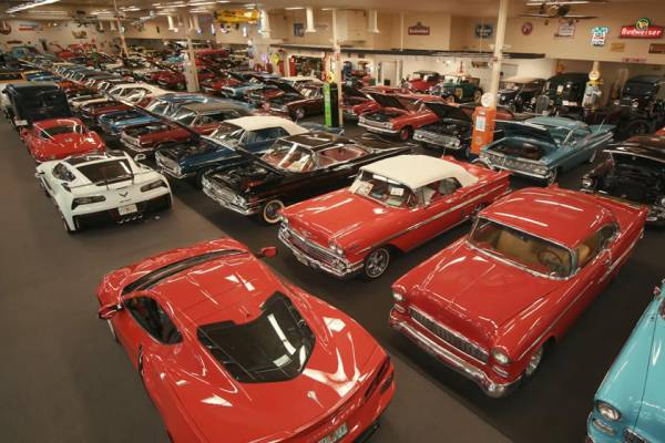 Коллекционер решил "выйти на пенсию": на продажу выставлена уникальная коллекция из 48 Corvette