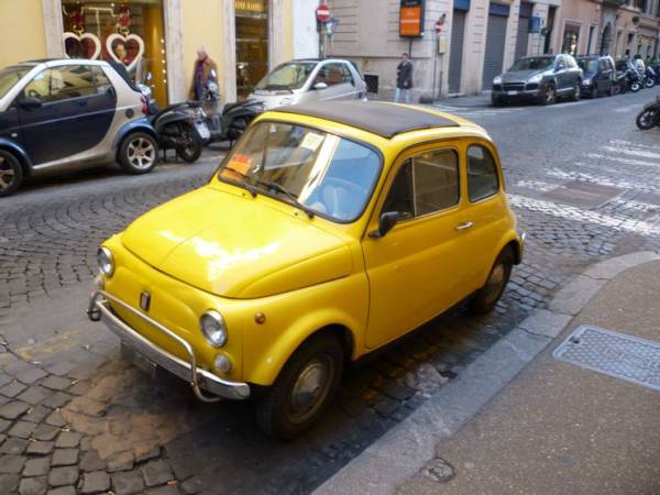 Низкие доходы, цены на бензин и другие причины, почему европейцы предпочитают владеть маленькими автомобилями