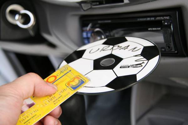 Чтобы достать застрявший CD-диск, не нужно разбирать магнитолу: простые, но эффективные способы