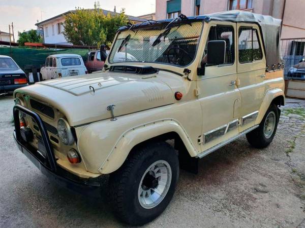 Солнечная Италия: в стране выставлен на реализацию дизельный автомобиль УАЗ-469, выпущенный в 1984 году, по цене 1,8 млн рублей