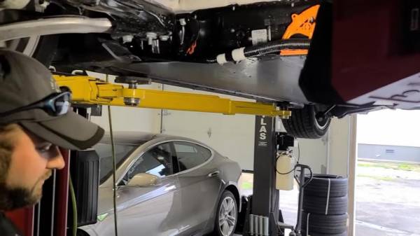 На официальном СТО потребовали $16 000 за ремонт Tesla Model 3, но парень починил ее всего за $700
