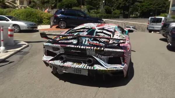 Способ привлечь внимание: владелец Lamborghini разукрасил свой суперкар Aventador