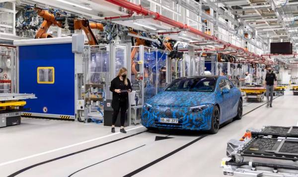 Седан Mercedes-Benz EQS 2022 года лишится решетки радиатора. Флагманский EQS также получит воздушный фильтр HEPA