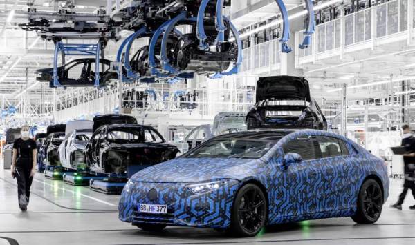 Седан Mercedes-Benz EQS 2022 года лишится решетки радиатора. Флагманский EQS также получит воздушный фильтр HEPA
