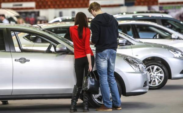 В 2022 году ожидается рост цен на авто и их запчасти: россиянам рассказали, куда жаловаться на автосалоны из-за завышения цен