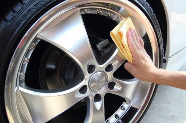 Как очистить колесные диски от любого налета без посещения мойки: хитрости и лайфхаки для автомобилистов