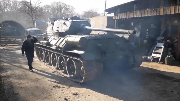 Надолго забыли в старом сарае: энтузиасты завели советский танк Т-34 1944 года