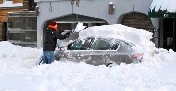 Мало кто знает, но скребок - это не самое лучшее решение: хитрости, которые помогут убрать снег с машины без вреда для поверхности