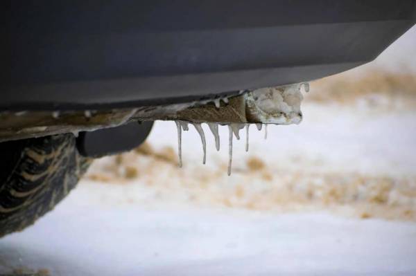 Мало кто знает, но скребок - это не самое лучшее решение: хитрости, которые помогут убрать снег с машины без вреда для поверхности