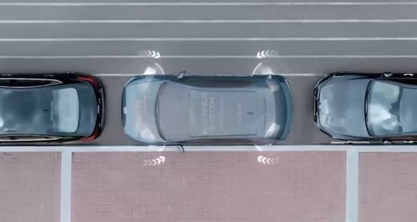 Hyundai тестирует новую технологию, которая позволяет парковать автомобили параллельно: фото