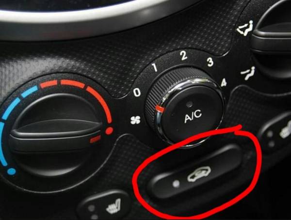 В автомобиле сильно запотевают стекла: необходимо отключить клавишу рециркуляции воздуха