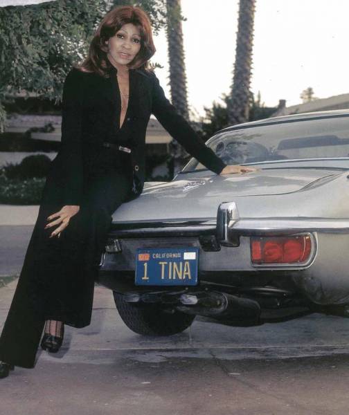 Великая Тина Тернер и ее личное шоссе: вспоминаем, как звезда любила автомобили