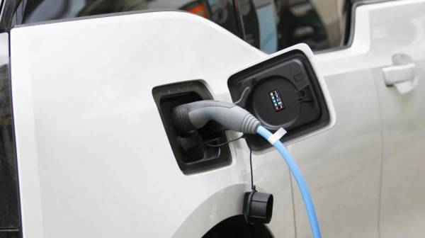 Сколько стоит зарядить электромобиль и как сэкономить: лайфхаки для автолюбителей