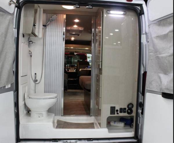 Люксовый отель на колесах: как организовать автономное водоснабжение в автодоме и какой душ сделать