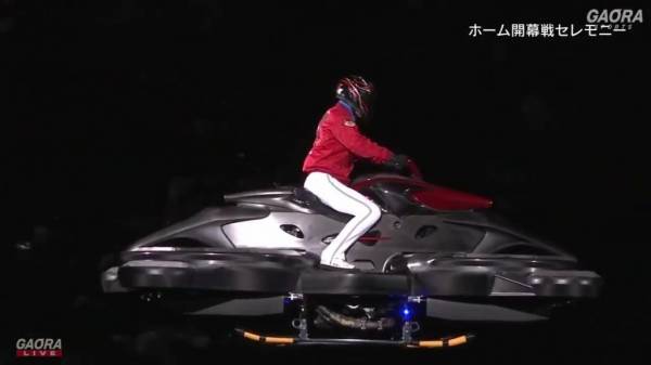 Менеджер бейсбольной команды Японии на летающим мотоцикле за £500,000: видео
