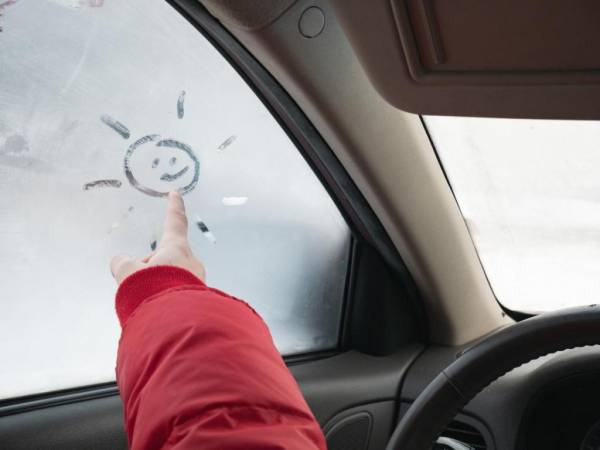 В автомобиле сильно запотевают стекла: необходимо отключить клавишу рециркуляции воздуха