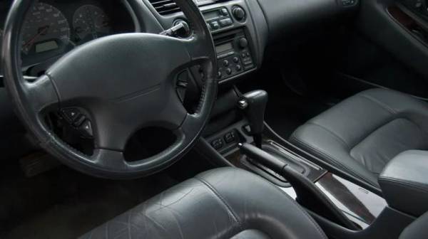 Как починить протертое сиденье автомобиля или заделать дыру на автокресле: простые способы