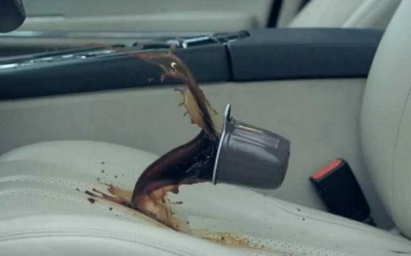 Пролил кофе на пол машины: почему такая ошибка приводит к дорогостоящему ремонту