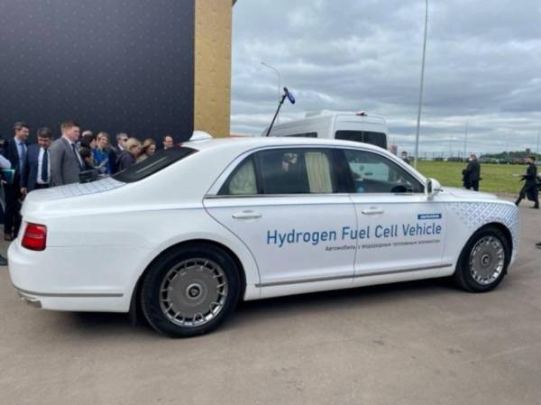 В России на ВЭФ-2021 представлен новый Aurus. Топливом для автомобиля служит жидкий водород, поэтому совсем отсутствуют выбросы СО2