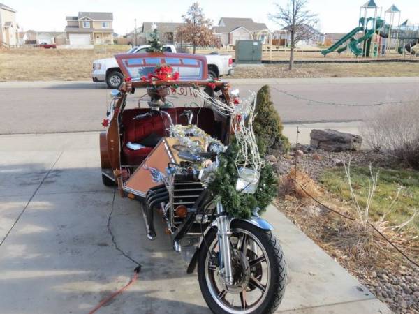Создан невероятный трицикл «Франкенштейн». В нем двигатель от Ford, задняя часть от Chevrolet и рождественская елочка в багажнике