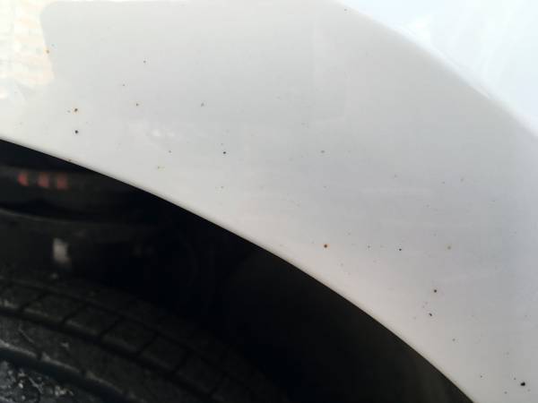 Рыжие точки на кузове автомобиля опасны: как их удалить