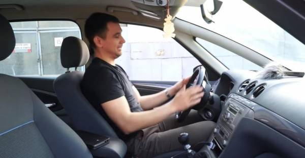 Водитель разговаривает со своим автомобилем: насколько это странно?